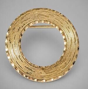 Vintage Circle Wreath Brooch Pin 1.25” Textured Gold-tone Unisex Simple go26